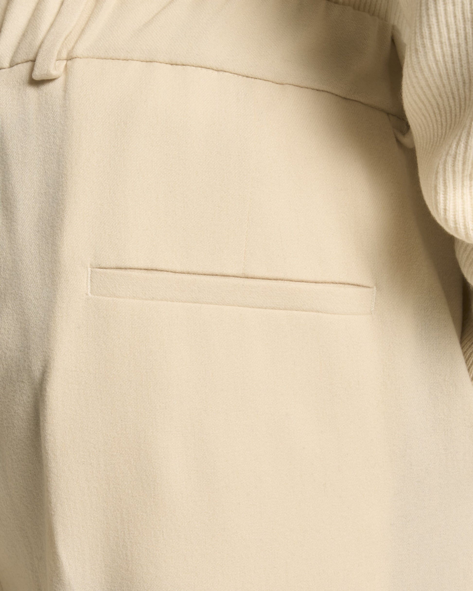 COMFORT PANTS BUTTER WHITE IN MICRO CHASMIR